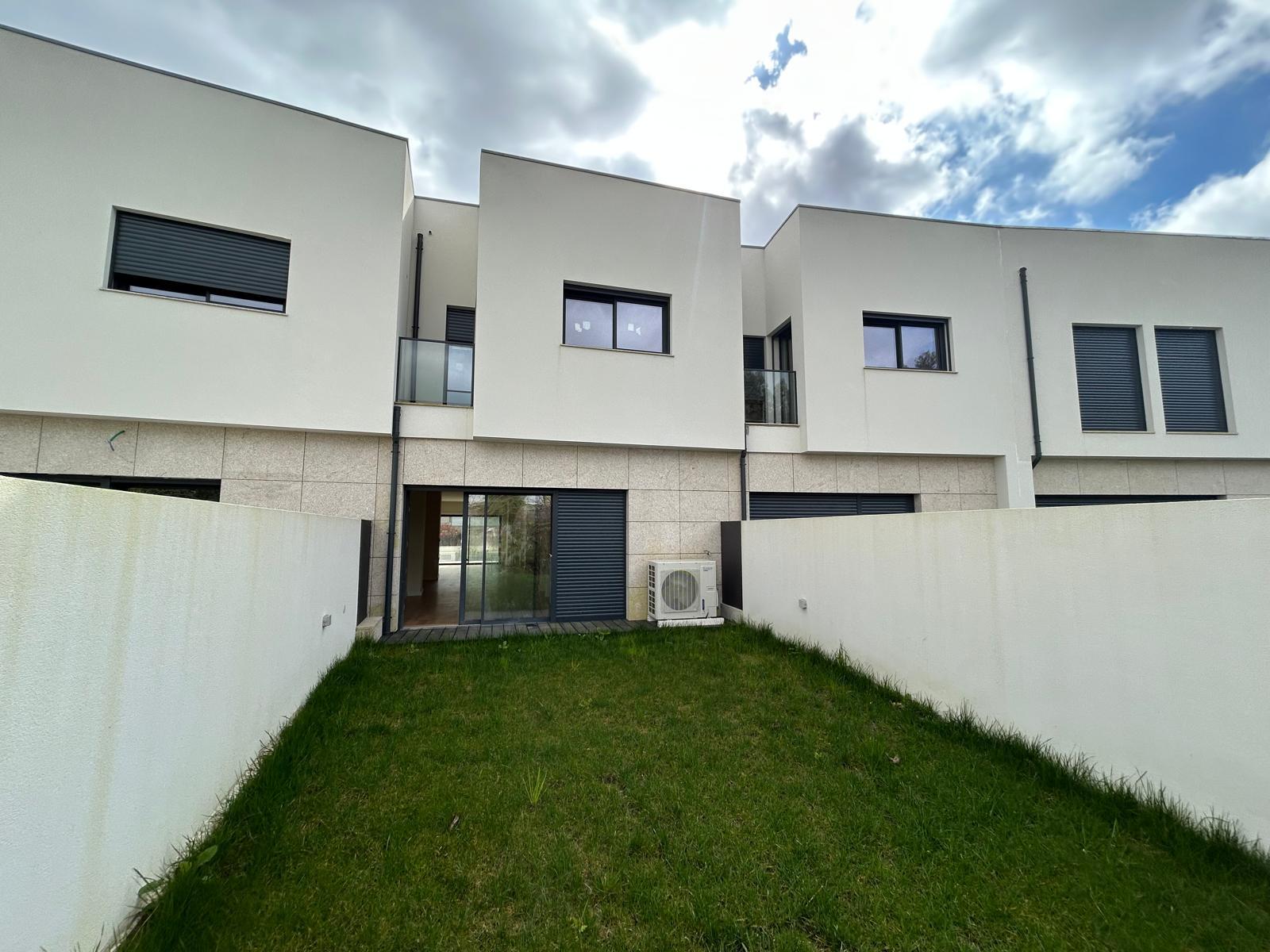 Moradia em Banda T3 na Azemaia Onde a sua nova história começa