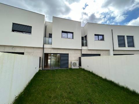 Moradia em Banda T3 na Azemaia Onde a sua nova história começa