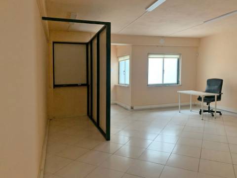 Escritórios/Salas para arrendamento na Pontinha