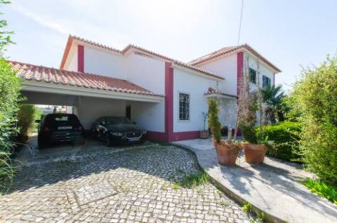 Moradia T5 vista total de Serra e piscina