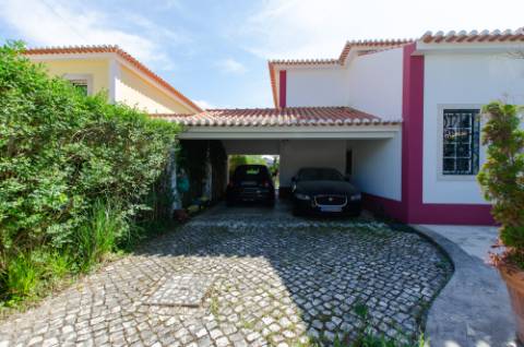 Moradia T5 vista total de Serra e piscina