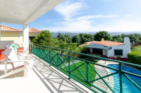 Moradia T5 vista total de Serra e piscina