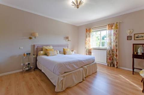 Moradia T5 vista total de Serra e piscina