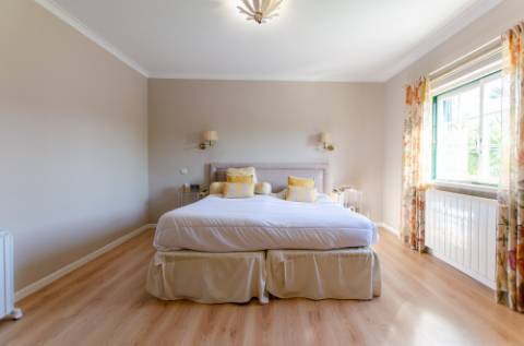 Moradia T5 vista total de Serra e piscina