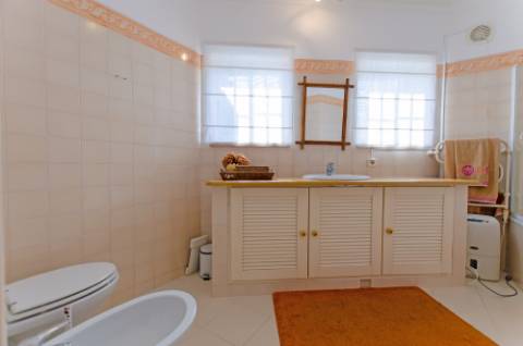 Moradia T5 vista total de Serra e piscina