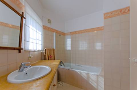 Moradia T5 vista total de Serra e piscina