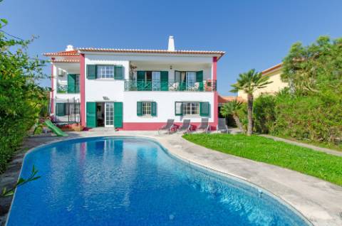 Moradia T5 vista total de Serra e piscina