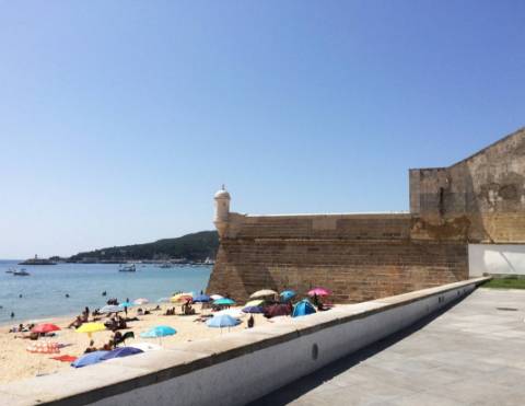 T0 em Sesimbra, junto à praia