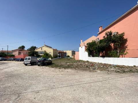 Terreno Urbano para construção de Moradia com 2 pisos