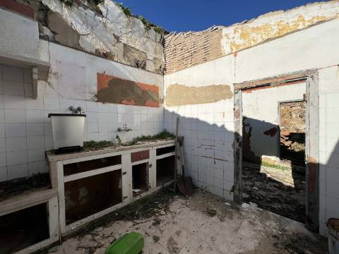 Moradia em ruínas, em Almargem do Bispo