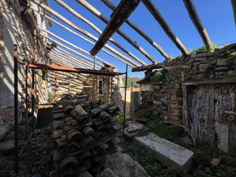 Moradia em ruínas, em Almargem do Bispo