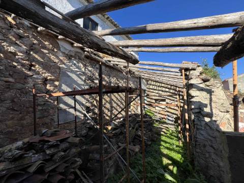 Moradia em ruínas, em Almargem do Bispo