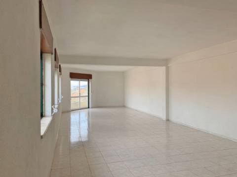 Escritórios / salas para arrendamento na Pontinha