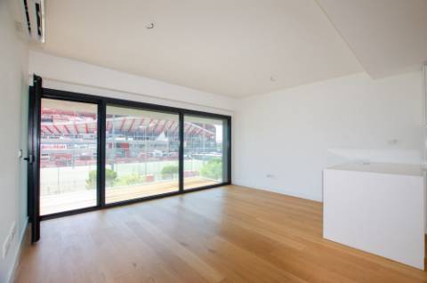 T1 no LUX PRIME, em frente ao Estádio do Benfica