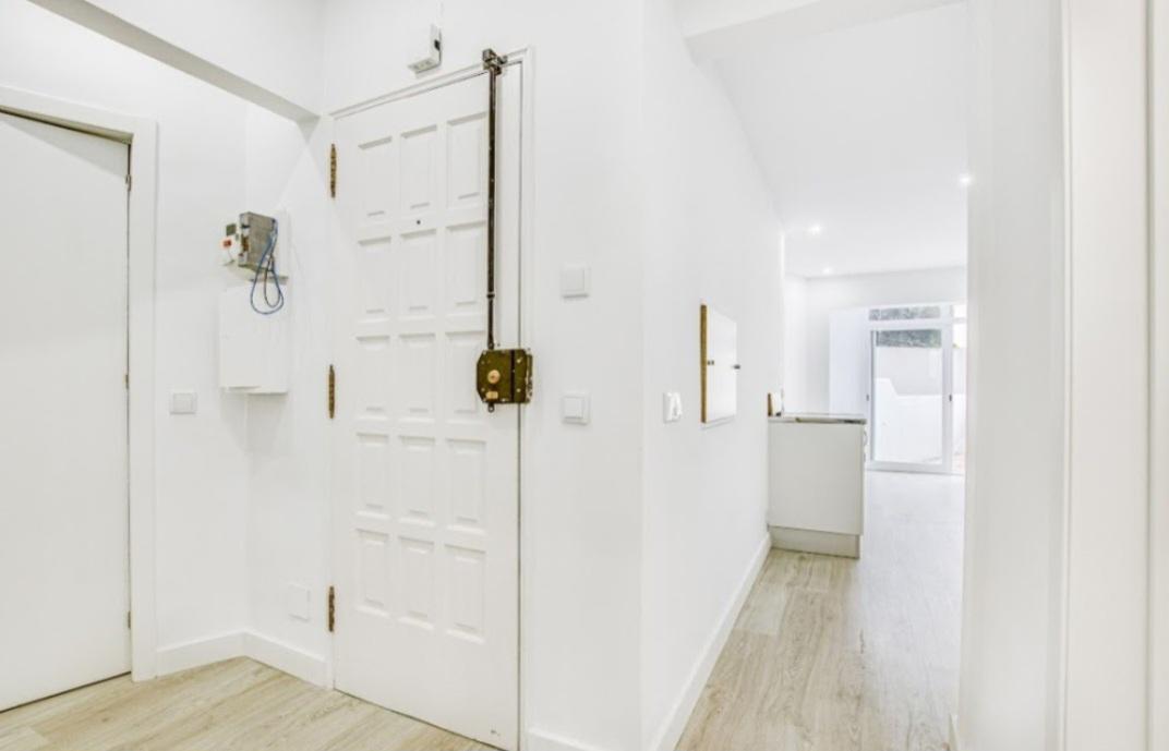 T2 remodelado em Queluz com espaço exterior