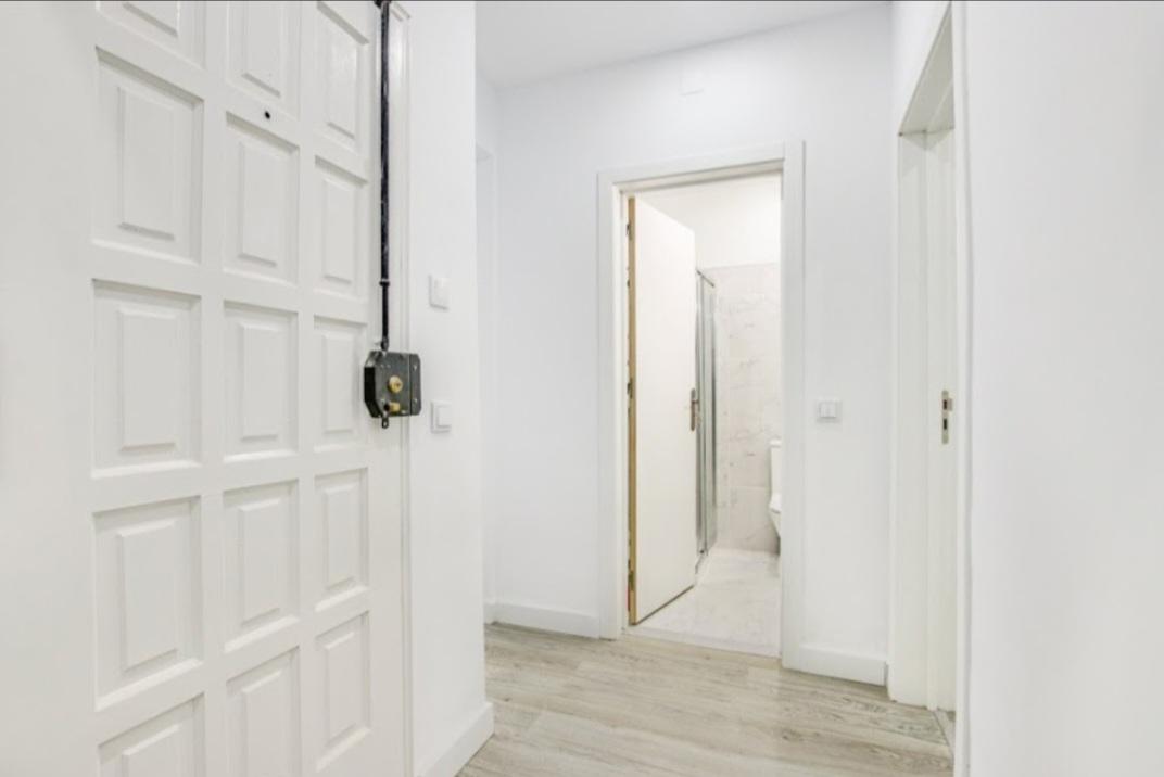 T2 remodelado em Queluz com espaço exterior