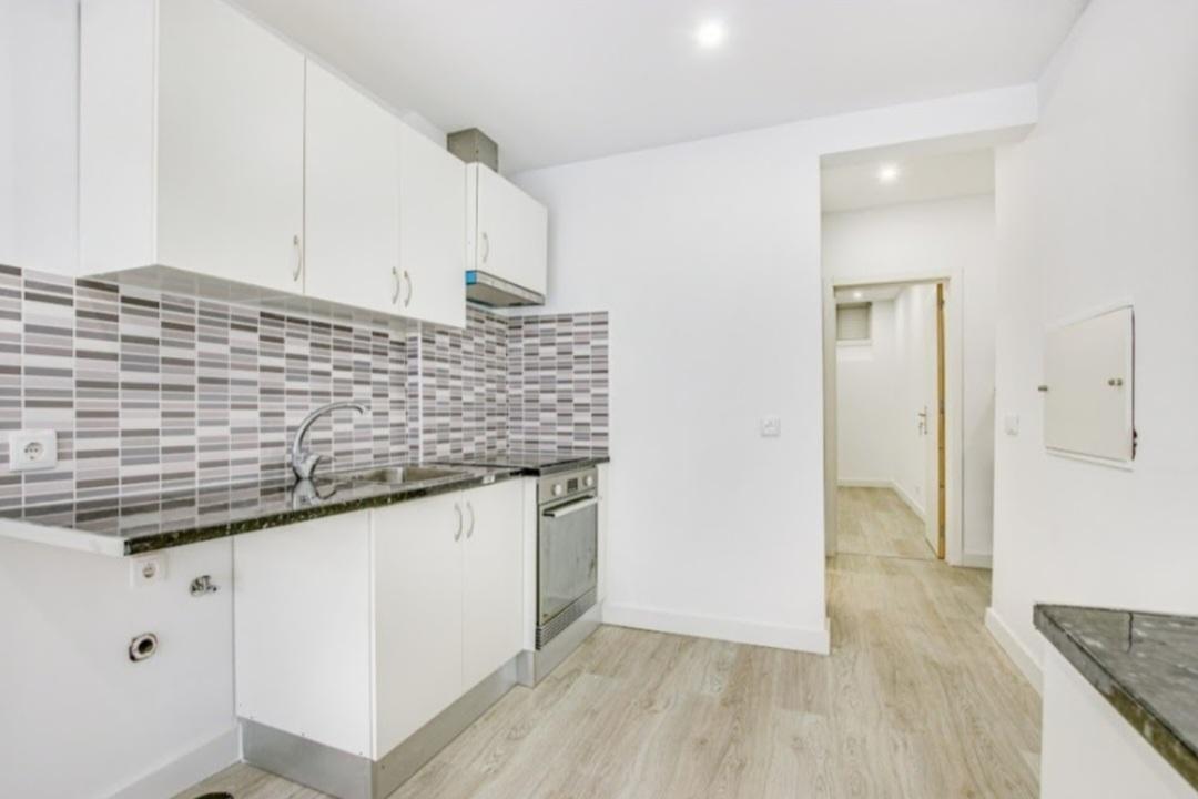 T2 remodelado em Queluz com espaço exterior