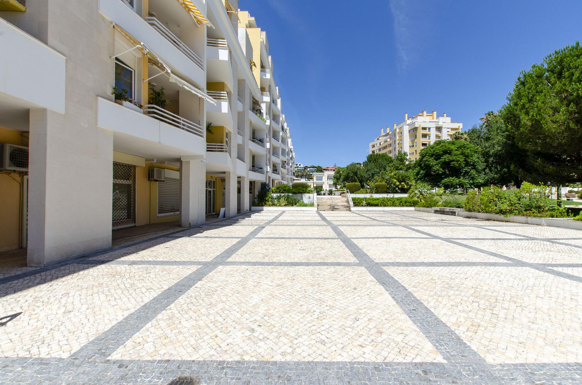 Espaço Comercial com Entrada Direta - Jardins da Parede, Cascais