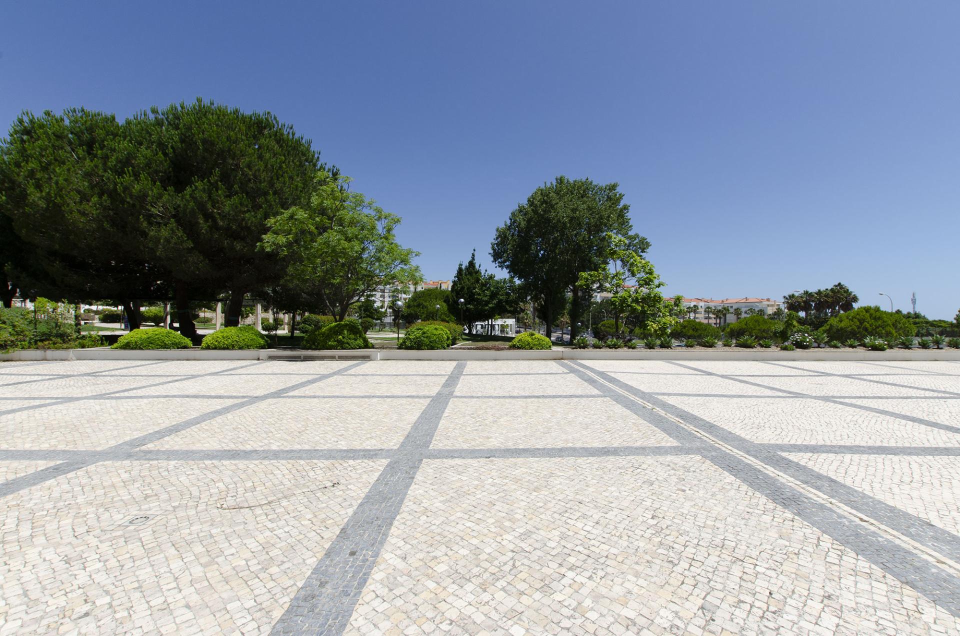 Espaço Comercial com Entrada Direta - Jardins da Parede, Cascais