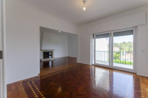 T4 Duplex com Estúdio e Vista Mar em Caxias