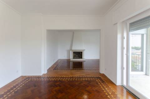 T4 Duplex com Estúdio e Vista Mar em Caxias