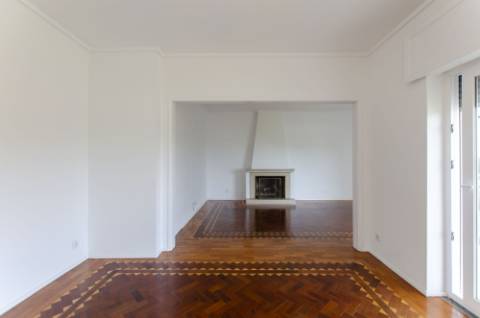 T4 Duplex com Estúdio e Vista Mar em Caxias