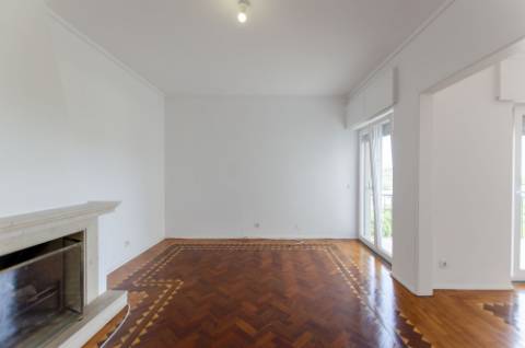 T4 Duplex com Estúdio e Vista Mar em Caxias