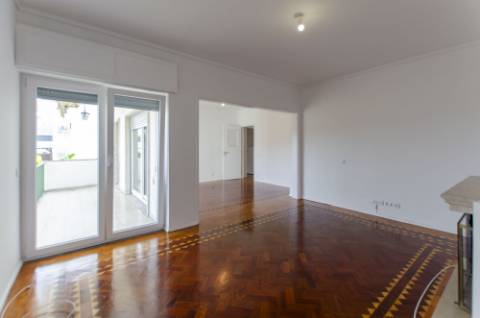 T4 Duplex com Estúdio e Vista Mar em Caxias