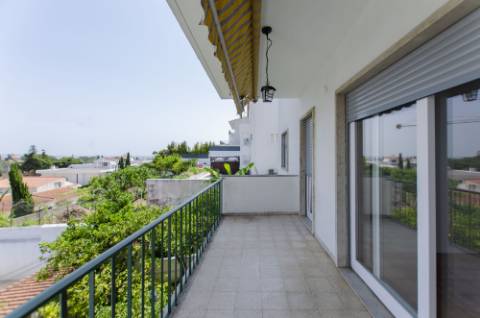 T4 Duplex com Estúdio e Vista Mar em Caxias