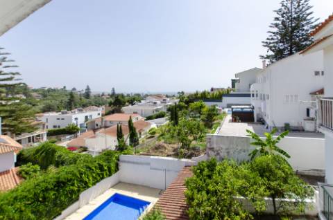 T4 Duplex com Estúdio e Vista Mar em Caxias