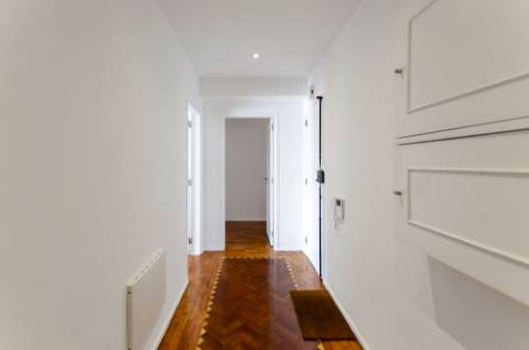 T4 Duplex com Estúdio e Vista Mar em Caxias