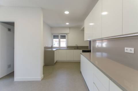 T4 Duplex com Estúdio e Vista Mar em Caxias