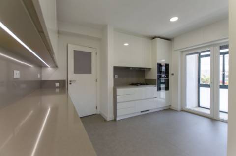 T4 Duplex com Estúdio e Vista Mar em Caxias