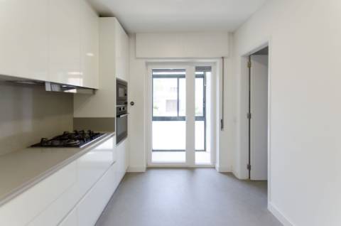 T4 Duplex com Estúdio e Vista Mar em Caxias