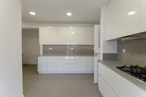 T4 Duplex com Estúdio e Vista Mar em Caxias