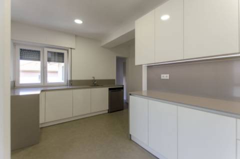 T4 Duplex com Estúdio e Vista Mar em Caxias