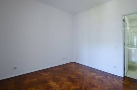 T4 Duplex com Estúdio e Vista Mar em Caxias