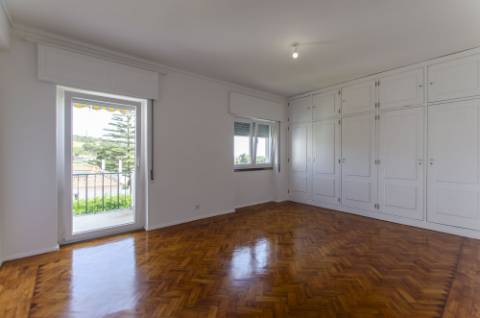 T4 Duplex com Estúdio e Vista Mar em Caxias