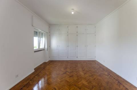 T4 Duplex com Estúdio e Vista Mar em Caxias