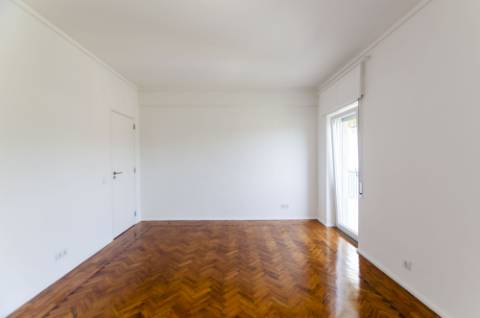 T4 Duplex com Estúdio e Vista Mar em Caxias