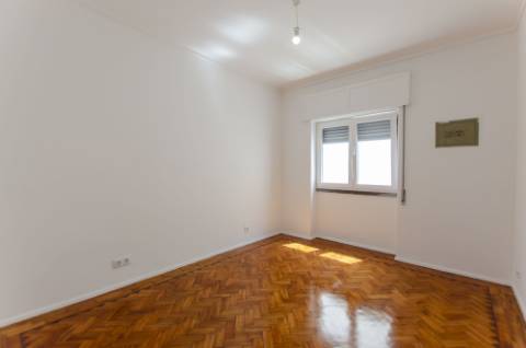 T4 Duplex com Estúdio e Vista Mar em Caxias