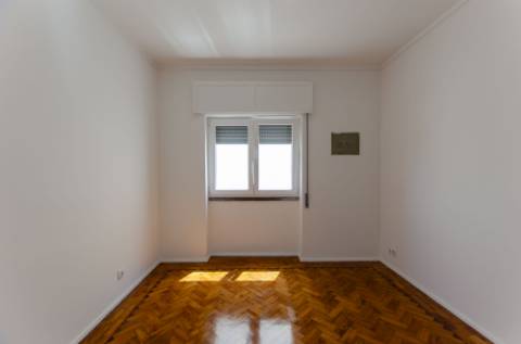 T4 Duplex com Estúdio e Vista Mar em Caxias