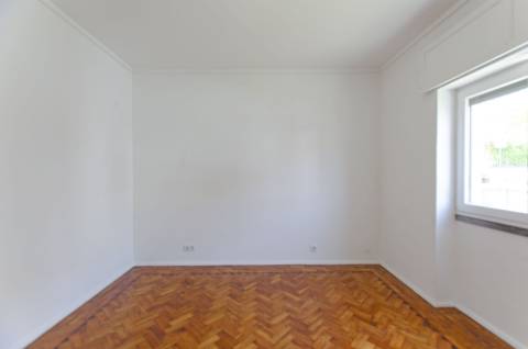 T4 Duplex com Estúdio e Vista Mar em Caxias