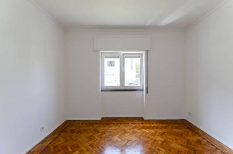 T4 Duplex com Estúdio e Vista Mar em Caxias