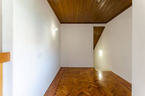 T4 Duplex com Estúdio e Vista Mar em Caxias