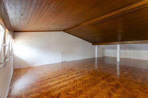 T4 Duplex com Estúdio e Vista Mar em Caxias