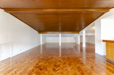 T4 Duplex com Estúdio e Vista Mar em Caxias