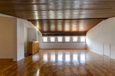 T4 Duplex com Estúdio e Vista Mar em Caxias