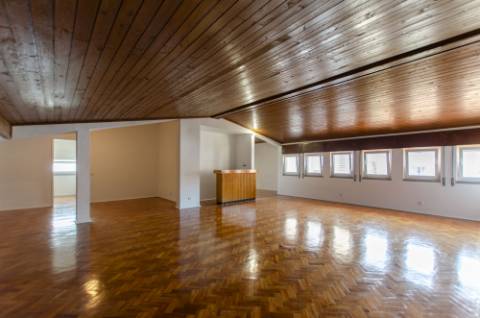 T4 Duplex com Estúdio e Vista Mar em Caxias