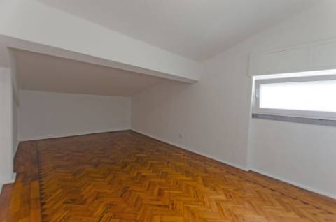 T4 Duplex com Estúdio e Vista Mar em Caxias